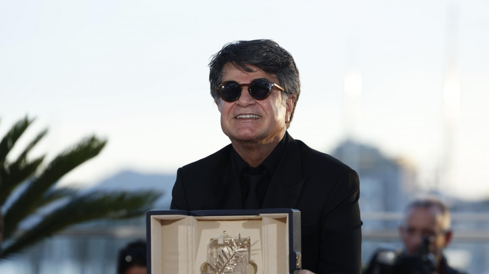 Jafar Panahi acclamato dai suoi sostenitori al ritorno a Teheran