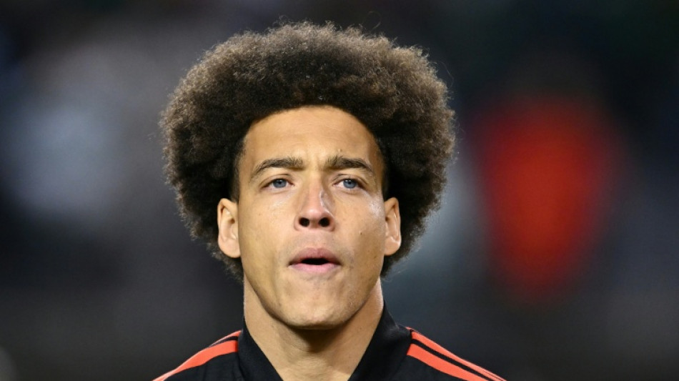 Meia belga Axel Witsel assina com o Nice