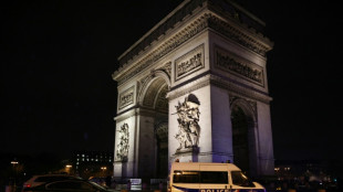 Pol&iacute;cia mata homem que empunhava faca no Arco do Triunfo em Paris