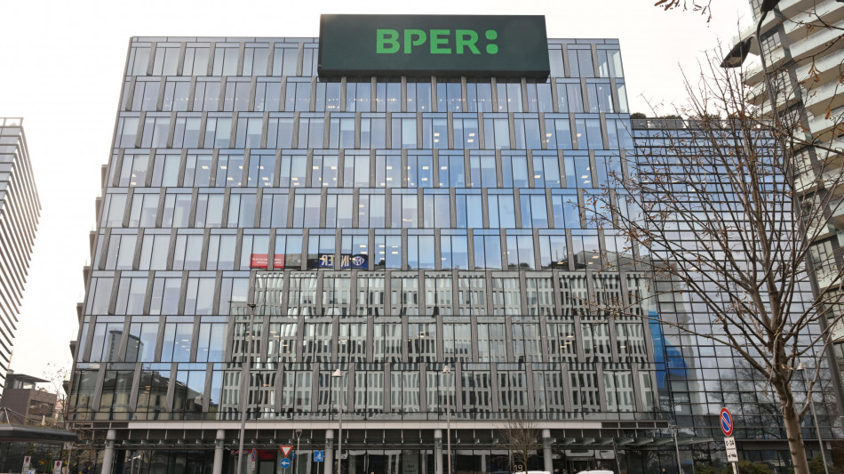 Borsa: Milano +0,22%, deboli le banche