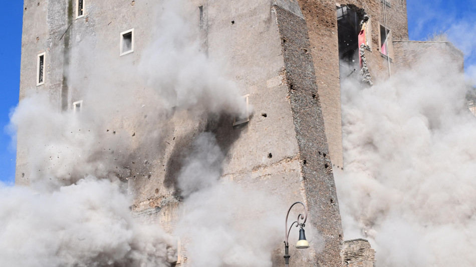 Prefetto Roma, operaio sotto le macerie è vivo