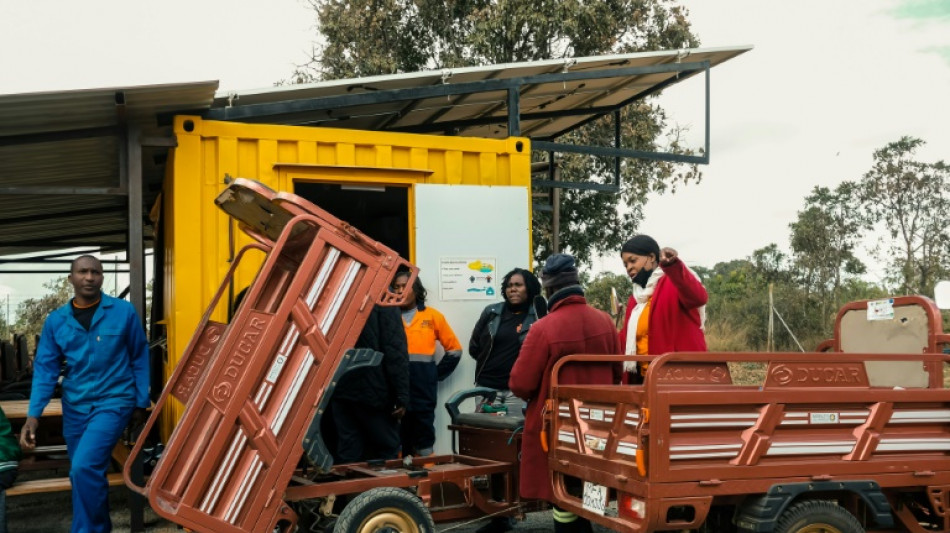 Triciclos a energ&iacute;a solar cambian la vida de las campesinas en Zimbabue