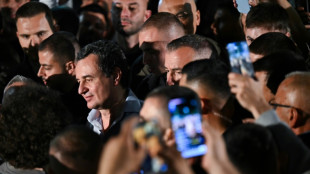 Una diputada de Kosovo lanza huevos contra el primer ministro interino