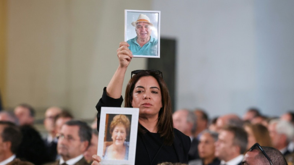 Emoci&oacute;n e insultos en el homenaje a las v&iacute;ctimas de las riadas de hace un a&ntilde;o en Espa&ntilde;a