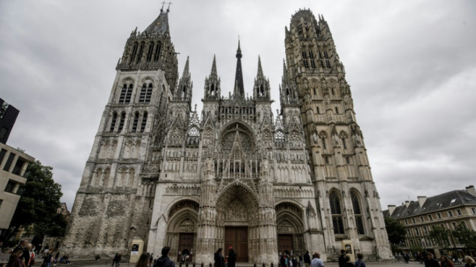 Un incendio se desata en la flecha de la catedral de la ciudad francesa de Ru&aacute;n