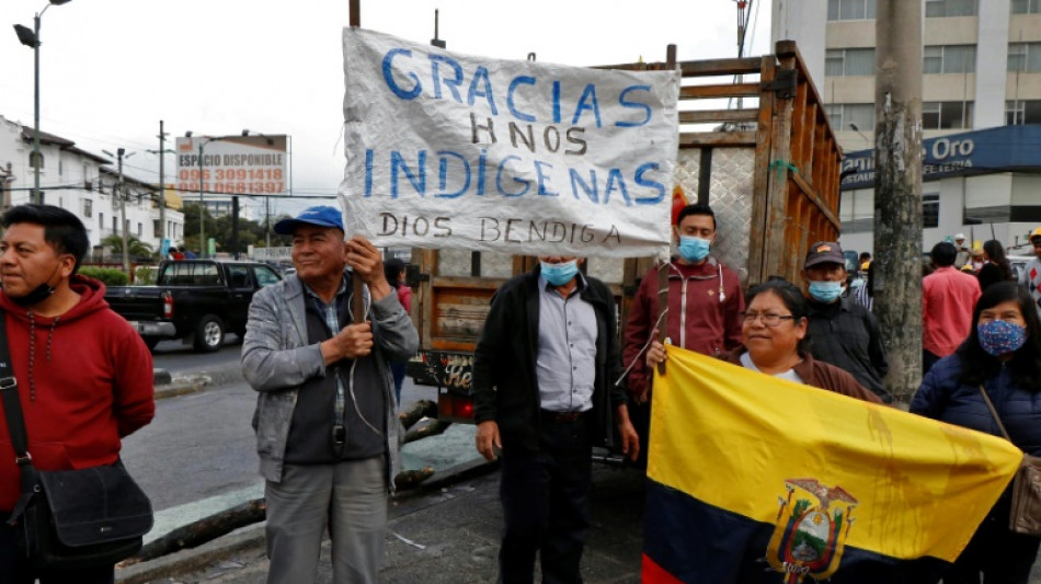 Gobierno e ind&iacute;genas de Ecuador ponen fin a protestas con baja de combustibles