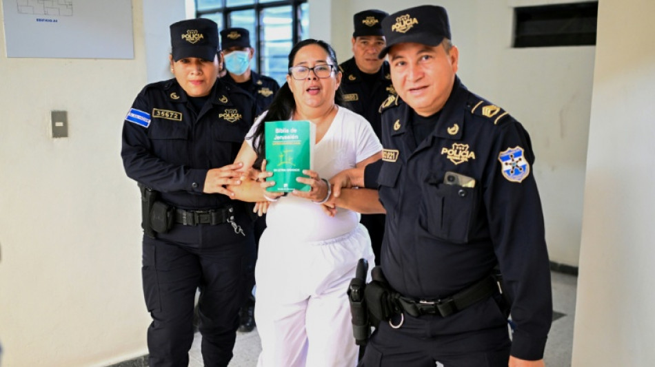 Abogada salvadoreña activista de DDHH se declara una "presa política" de Bukele