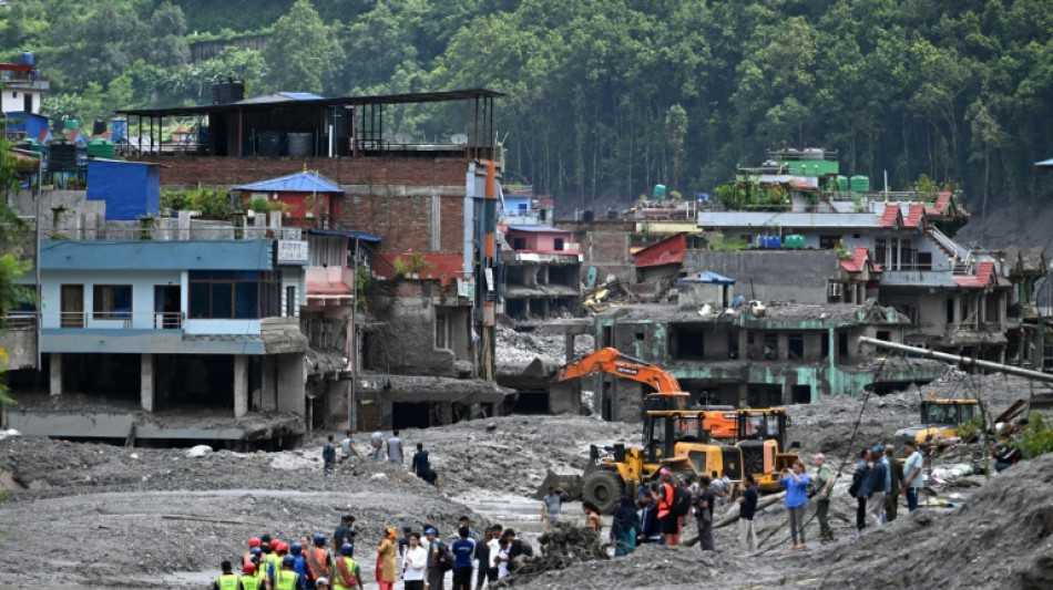 Em meio &agrave; lama e &agrave; destrui&ccedil;&atilde;o, sobreviventes retornam &agrave;s suas aldeias no Nepal