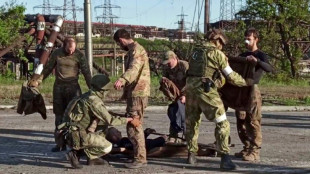 Ucrania contin&uacute;a evacuaci&oacute;n de Azovstal y celebra primer juicio por crimen de guerra