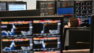 Borsa: Milano peggiora (-1%) con lo spread e le banche, gi&ugrave; Mps