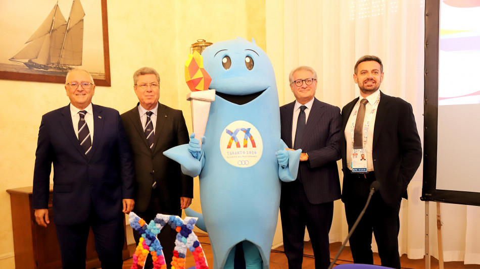 Taranto saluta i Giochi del Mediterraneo con uno show, il testimone a Pristina 2030