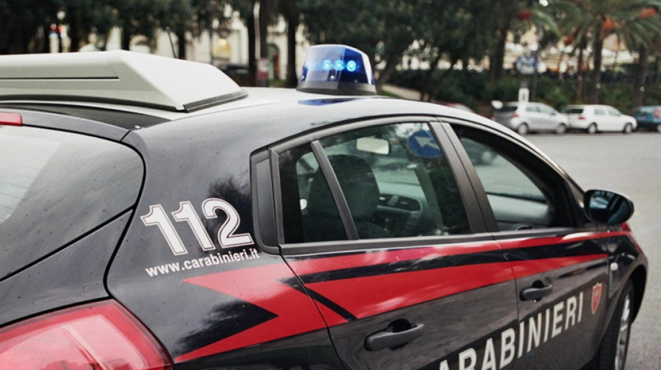 Ucciso a colpi di pistola in auto mentre fa benzina