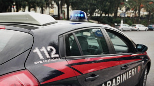 Ucciso a colpi di pistola in auto mentre fa benzina