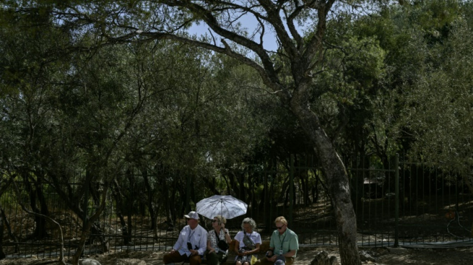 Travailler dehors, passer des examens, le quotidien difficile des Grecs assomm&eacute;s par la canicule