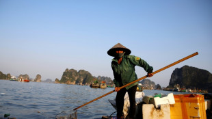 Vietnam combate la plaga del pl&aacute;stico en la id&iacute;lica bah&iacute;a de Ha Long