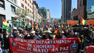 Miles de choferes marchan en Bolivia por escasez de combustibles y dólares