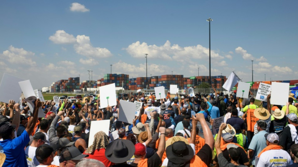 Les dockers reprennent le travail aux Etats-Unis, apr&egrave;s un accord de principe