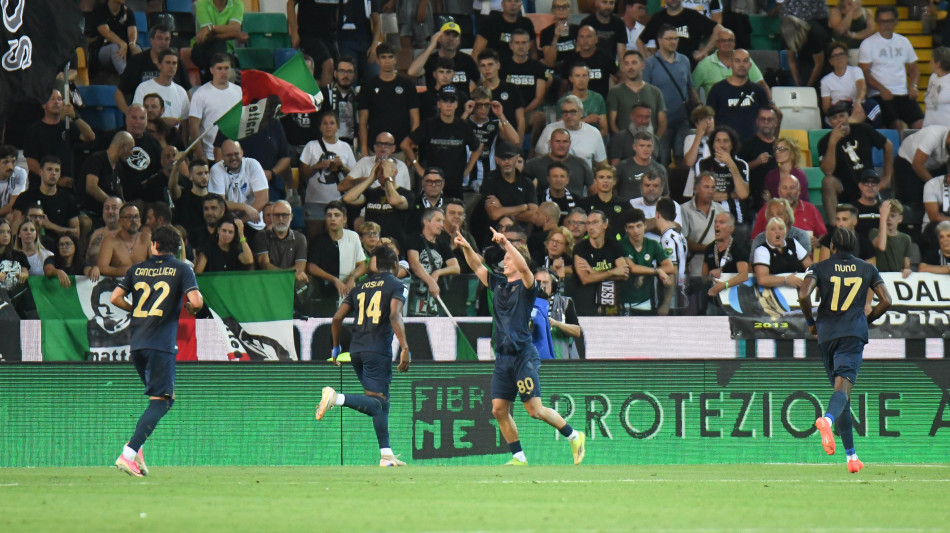 Calcio: la Lazio vola in classifica, ma tifosi proseguono la protesta
