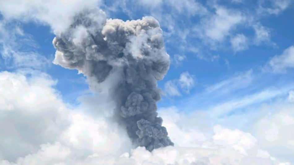 Entra en erupci&oacute;n un volc&aacute;n en el este de Indonesia