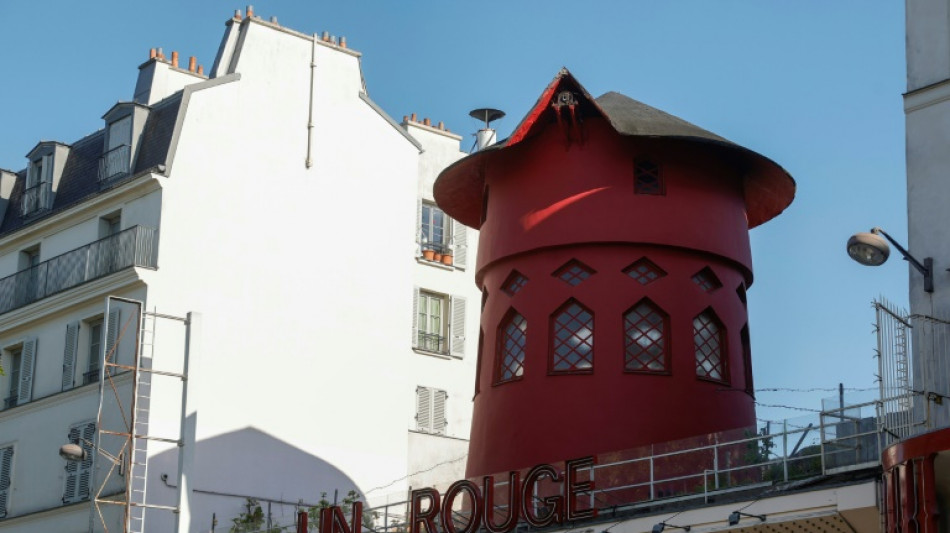 Las aspas del emblem&aacute;tico cabar&eacute; parisino Moulin Rouge se desploman
