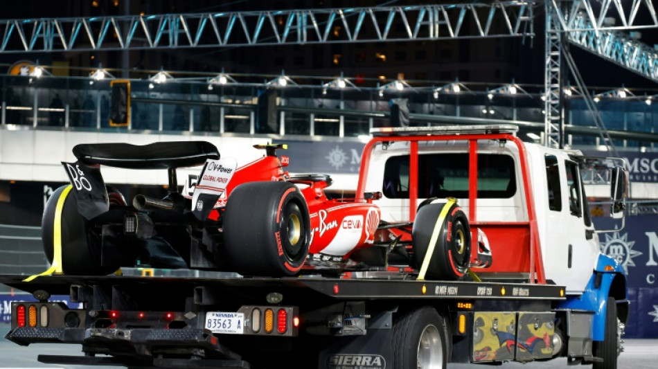 F1: une premi&egrave;re journ&eacute;e domin&eacute;e par Ferrari &agrave; Las Vegas mais perturb&eacute;e par... une plaque d'&eacute;gout