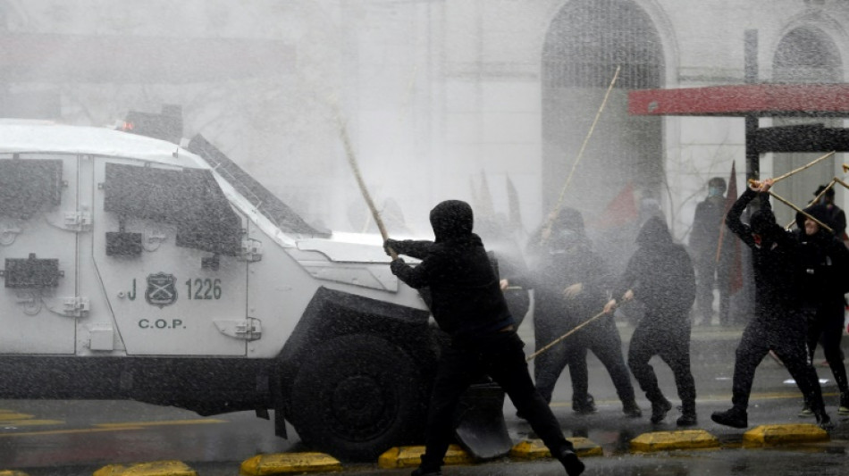 Encapuzados vandalizam parte externa do pal&aacute;cio presidencial durante marcha no Chile