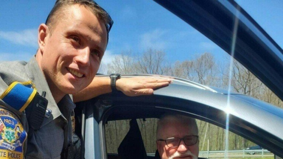 El polic&iacute;a polaco que ayuda en una carretera de EEUU al expresidente de Polonia Lech Walesa