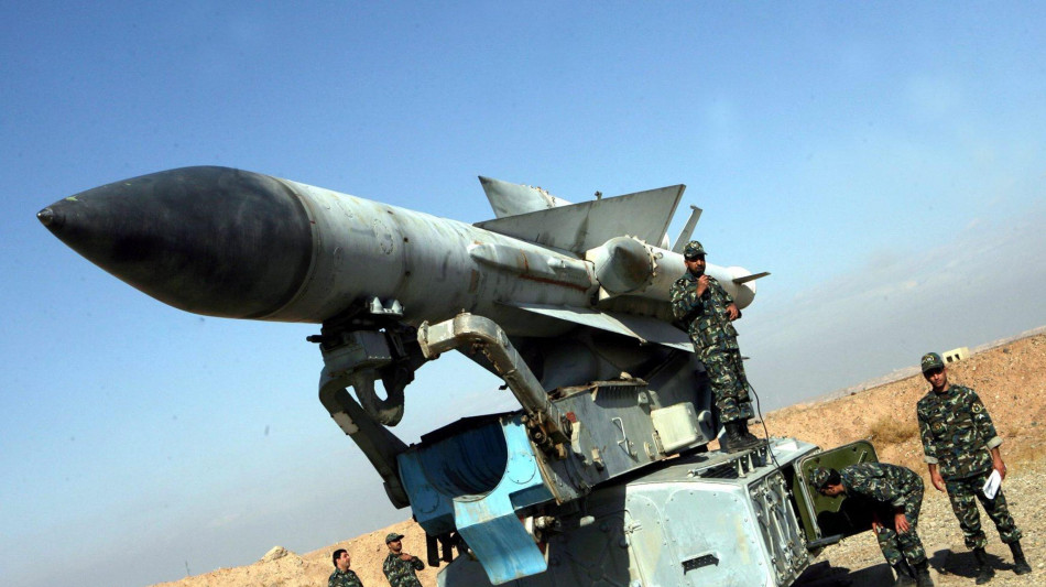 Idf a iraniani, 'evacuate le zone vicine ai siti militari'