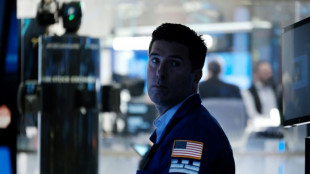 Wall Street ouvre en ordre dispers&eacute;, cherche une direction avant la saison des r&eacute;sultats