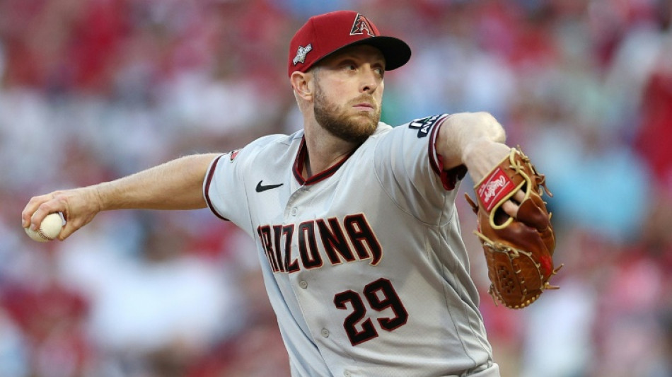 Kelly shines as Diamondbacks down Phillies to force decider