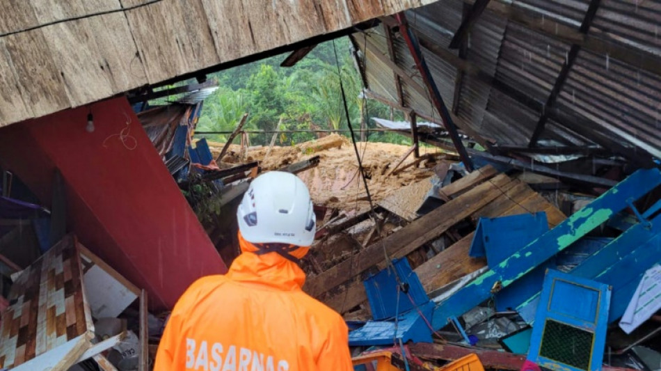 B&uacute;squeda de decenas de desaparecidos por corrimiento de tierra en Indonesia