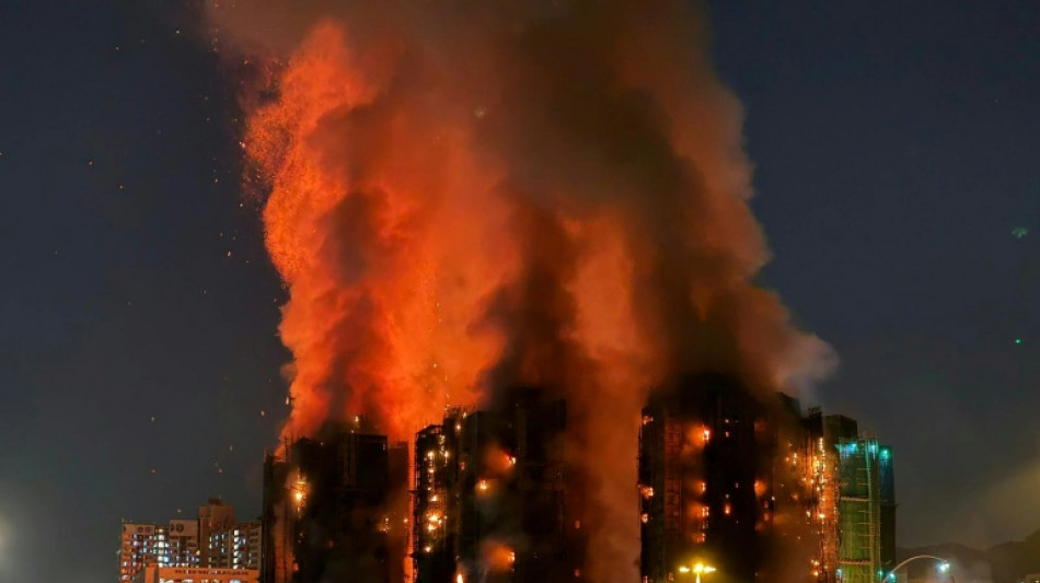 Al menos 36 muertos en un enorme incendio que arrasa un complejo residencial de Hong Kong