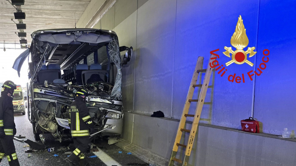 Incidente camion-scuolabus nel Comasco, un morto e feriti