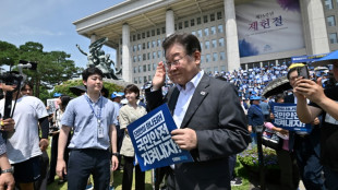 L&iacute;der da oposi&ccedil;&atilde;o sul-coreana &eacute; esfaqueado no pesco&ccedil;o