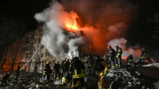 Bombardeos rusos matan a 10 personas en Ucrania y destruyen edificio residencial