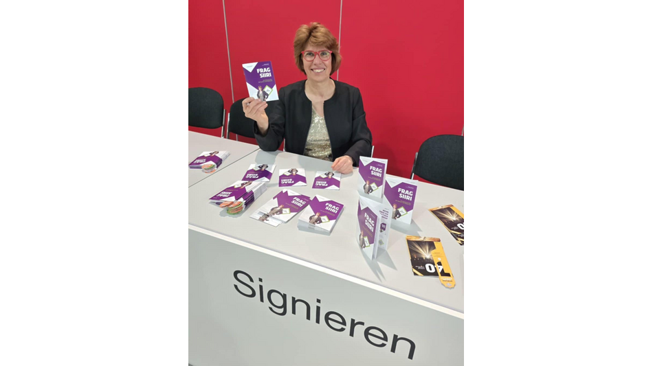 Ober&auml;rztin ber&uuml;hrt Herzen auf der Buchmesse